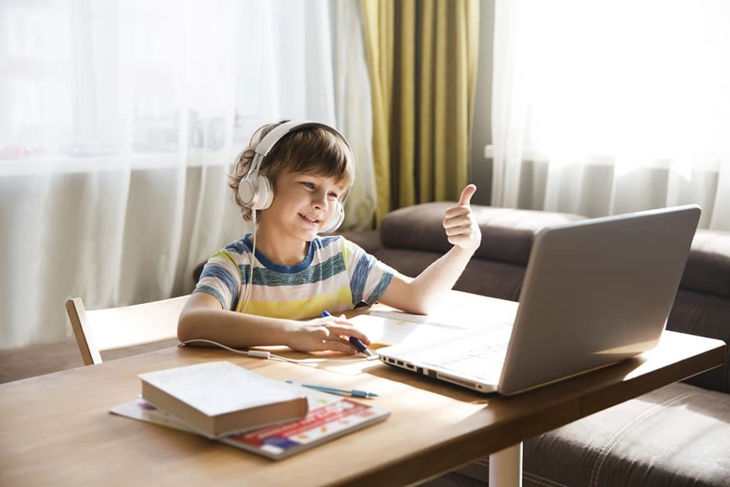 How-to-Stay-Focused-in-a-Zoom-Class-1024x683