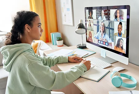 teen-on-computer